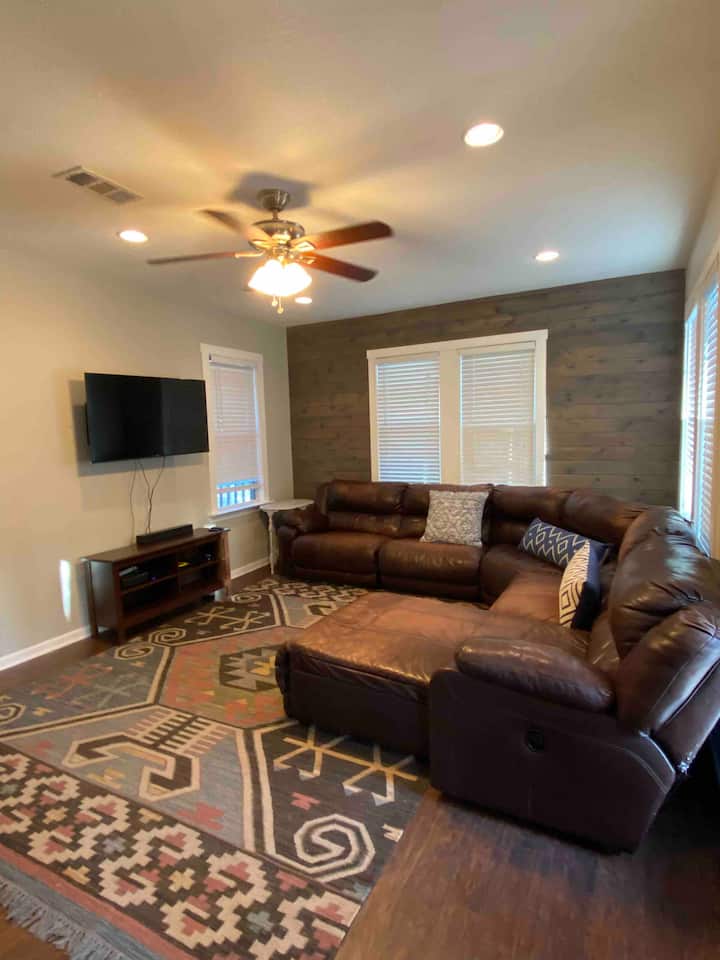Howard Street Hideaway - 3 Bedroom Near The Fun - Taylor, TX