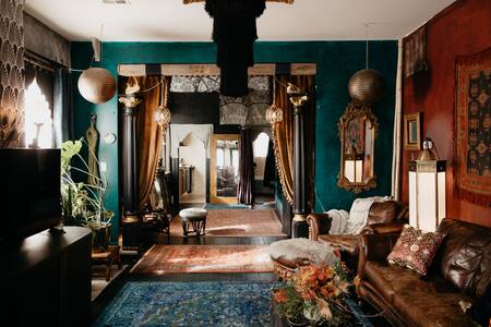 Nocturnal gardens, full apartment