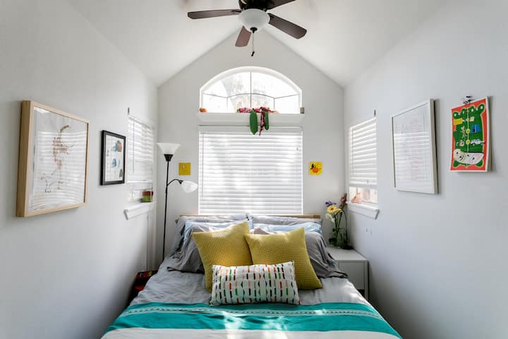 Prostor za spavanje u stanu s bračnim krevetom, mnoštvom jastuka i puno prekrivača! 