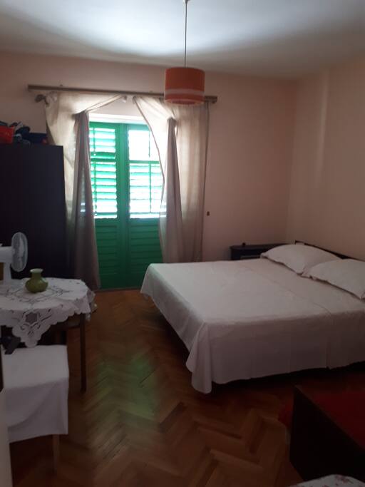 Soba sa bračnim krevetom, sofom i rasklopnim krevetom za bebe