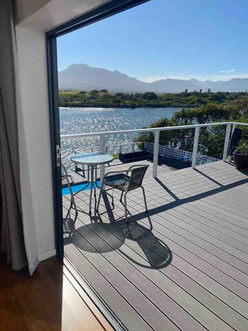 Spacious holiday home on lagoon gallery image 2