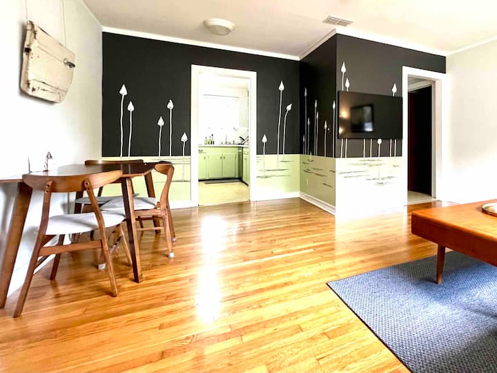 Mid Century Art House 2br/1ba 🪴Fenced In Backyard