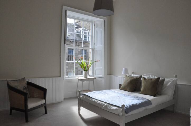 Large and bright 2nd floor city centre apartment gallery image 5