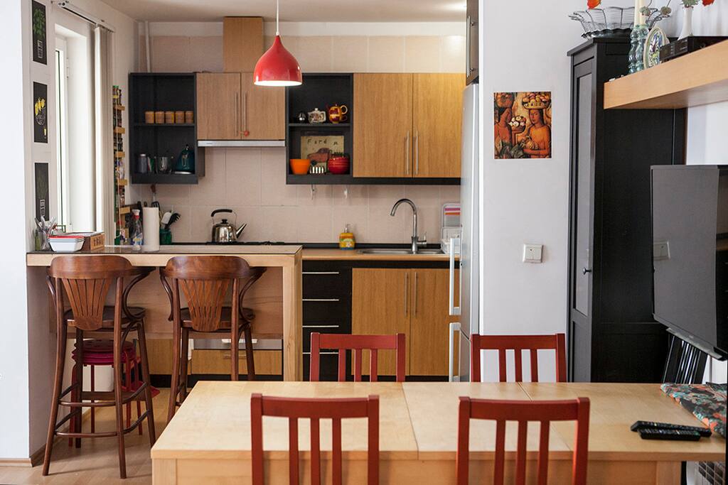 Another view of the kitchen, you can also se the cool bar situation.