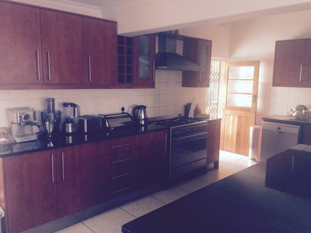 Comfortable 3 Bedroom House with Pool in Claremont gallery image 3