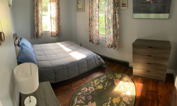 寝室# 2 ：メインバスルームの近くに快適なクイーンベッドを備えた明るい1階のお部屋。  