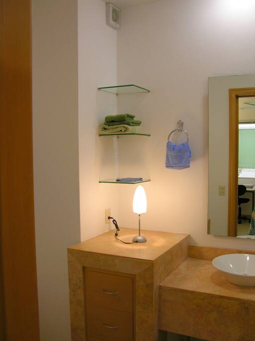 One bathroom corner/un rincon de uno de los banos.
