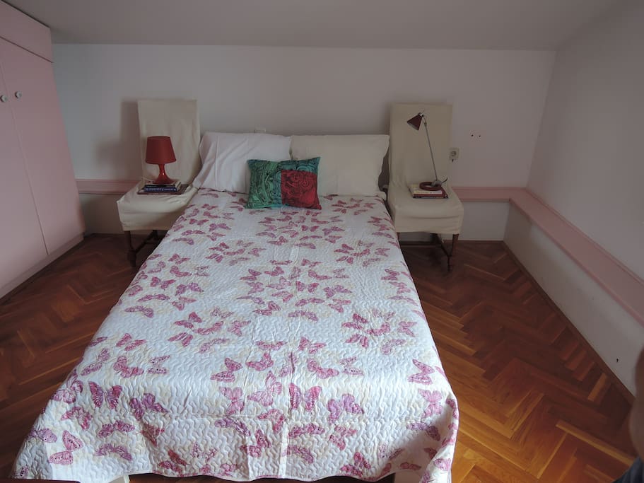 Bedroom with 120x200cm bed.