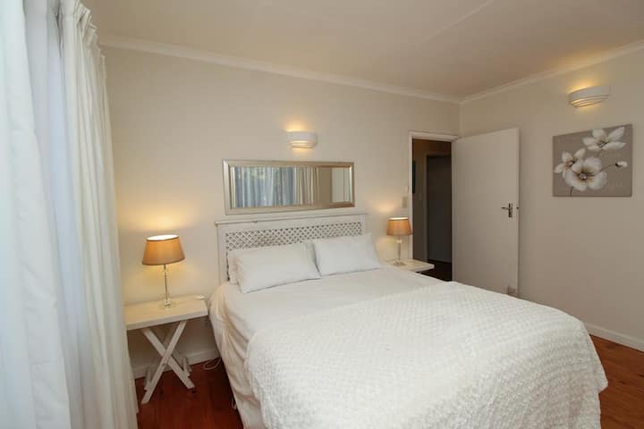 Chumba kikuu cha kulala chenye kitanda cha ukubwa wa malkia