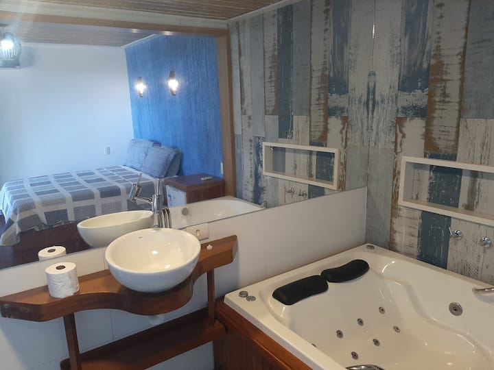 סוויטה 05 (הורים) 

ממוקמת מחוץ לבית, באזור הבריכה 
1 מיטת קינג סייז 