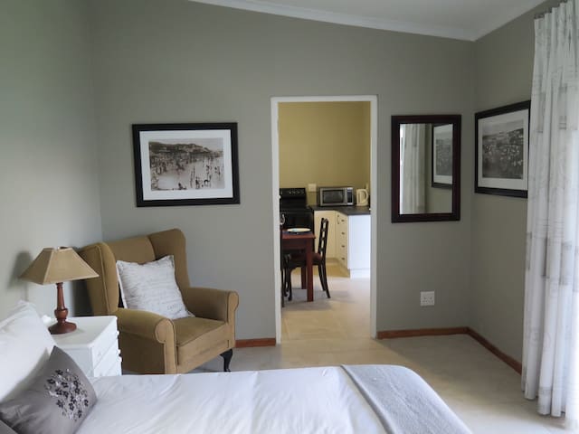 5 On Second Beachfront Cottage Pe Guesthouses For Rent In Port