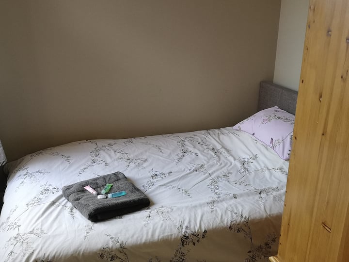 Druga spavaća soba okrenuta prema stražnjoj strani kuće  ima bračni krevet i borovu spavaću sobu. 