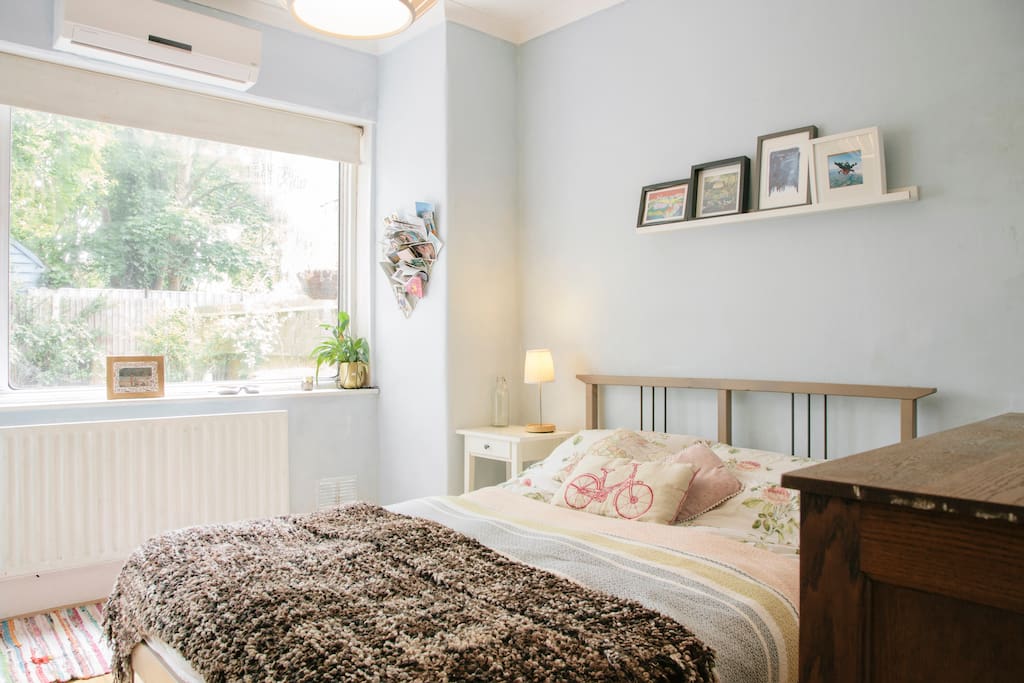 Private double bedroom with view to garden