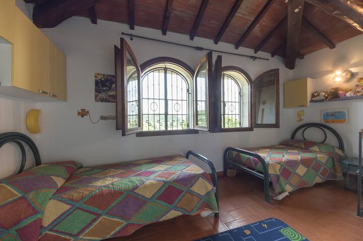 ห้องนอนพร้อมเตียง 2 เตียง