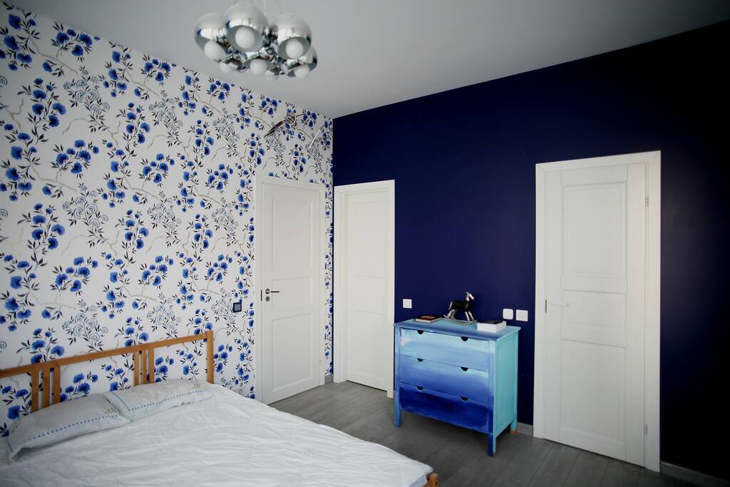 bedroom with bed and drawer