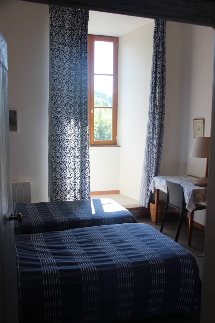 Cinquième chambre (2 lits simples) - Fifth bedroom (2 single beds)