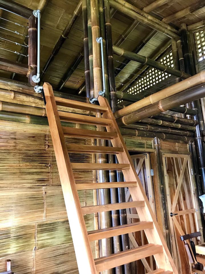 סולם עד הקומה השלישית שיש בה 2 מיטות בגודל מלא 