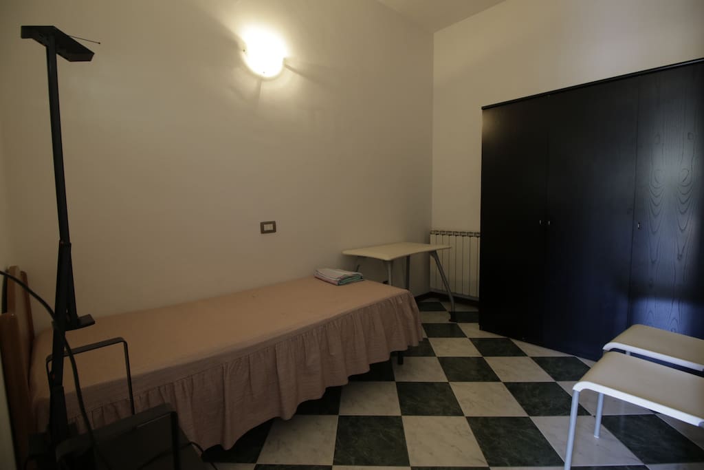 Stanza singola con possibilità di aggiunta letto
-
Single bedroom with additional bed possibility