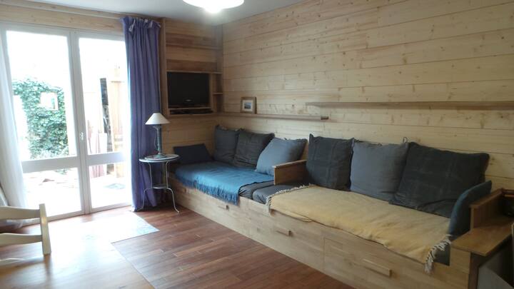 दो बेड वाला लिविंग रूम