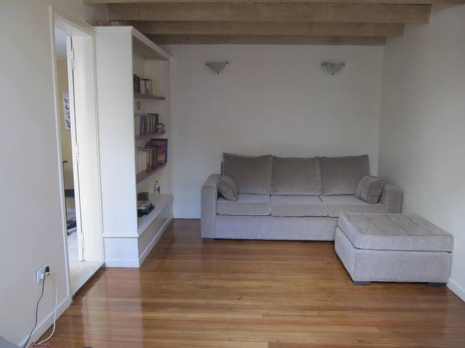 Sala independiente con televisor.
Living with TV
