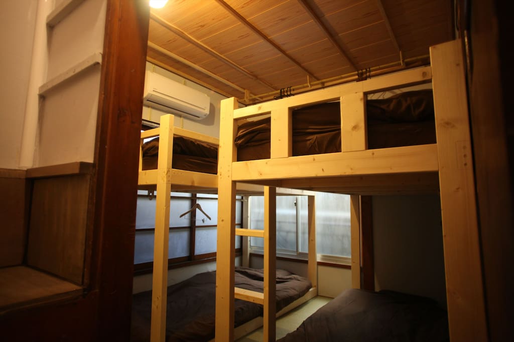 寝室4人部屋のベッド1つが利用可能です。