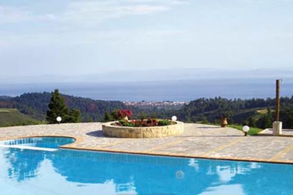 Relax in the swimming pool and the jacuzzi
