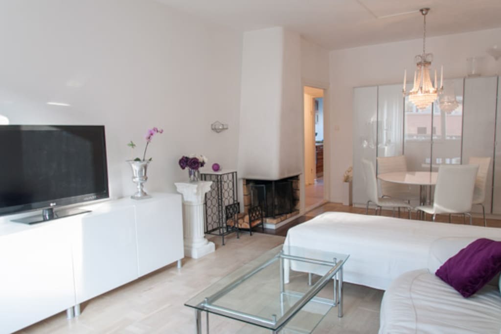 Spacious living room with dining area, fireplace, sofa and extra bed (90cm)