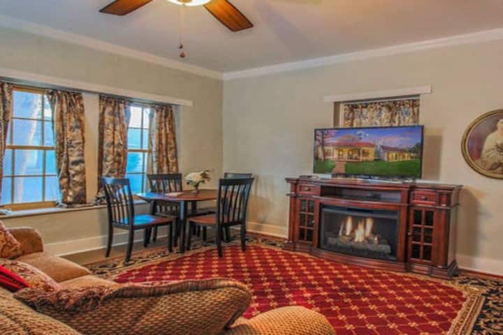 Abby's Place Suite 1 & 2 1880s & 1920s Charm - Fredericksburg, TX