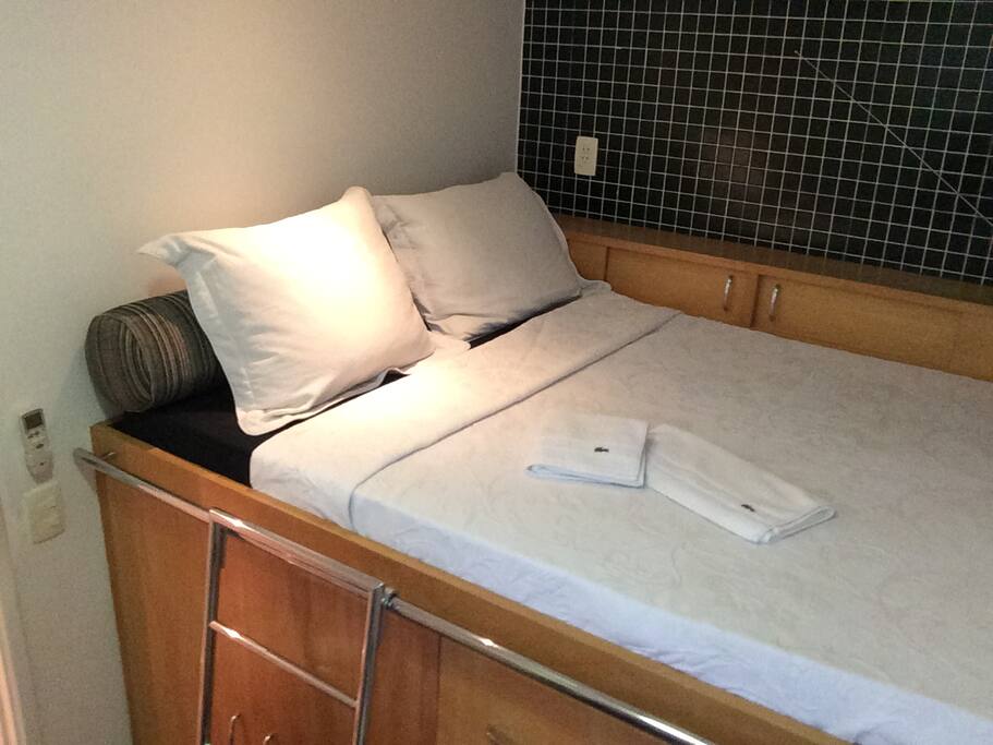 Quarto pequeno com cama suspensa. Small room with suspended bed.