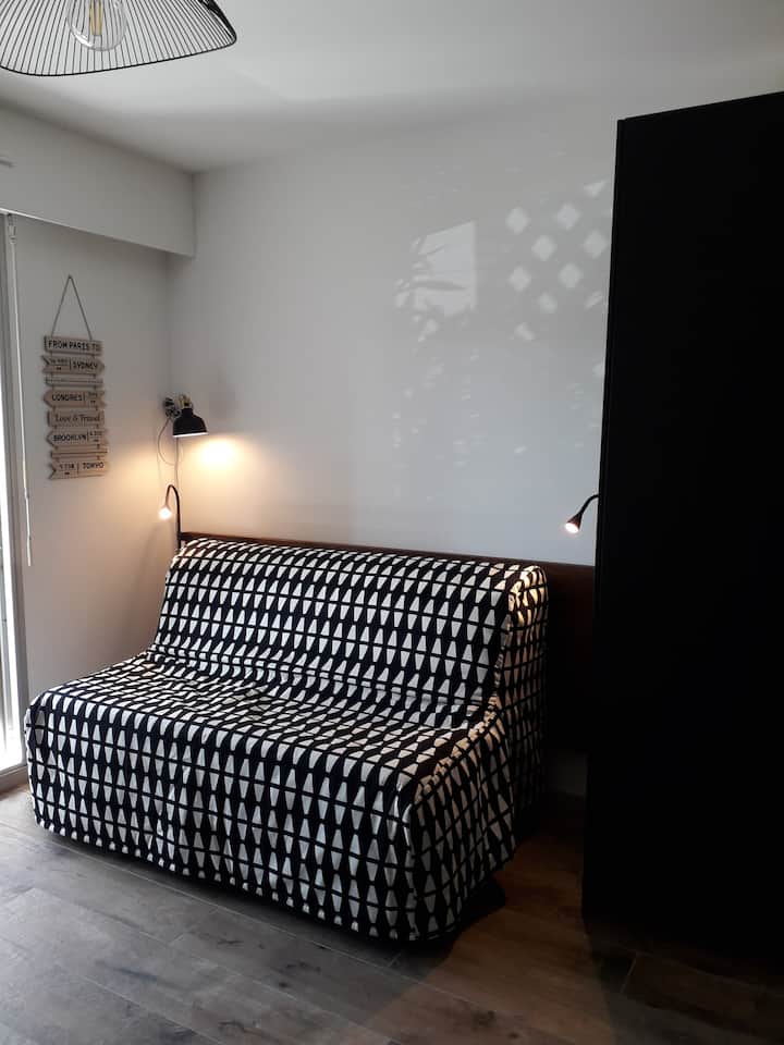 Couchage 2 personnes .Le BZ en 140x190 est aussi doté d'un surmatelas pour un confort optimal.