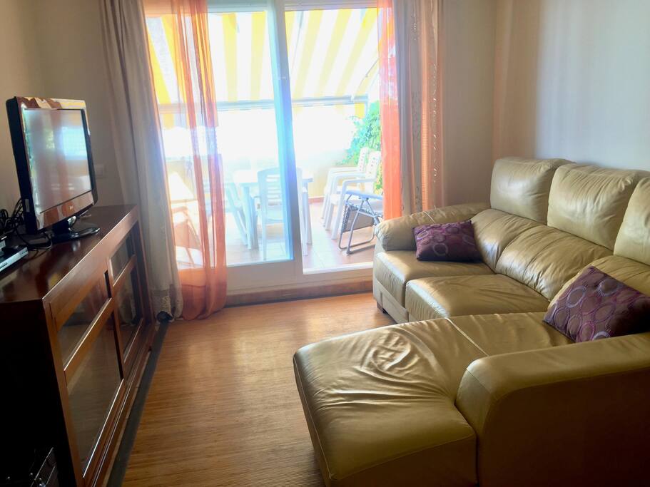 Salón con TV y chaise longue