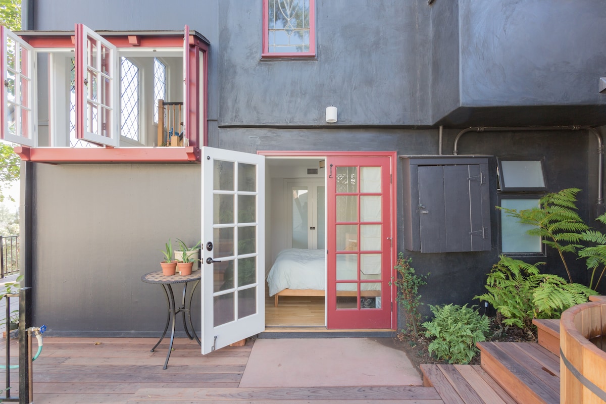 Mwonekano wa chumba cha kulala cha 3 kutoka nje ya eneo la Beseni la Maji Moto