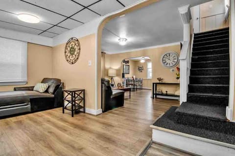 Family Nest by the Park
Playground/ pets friendly