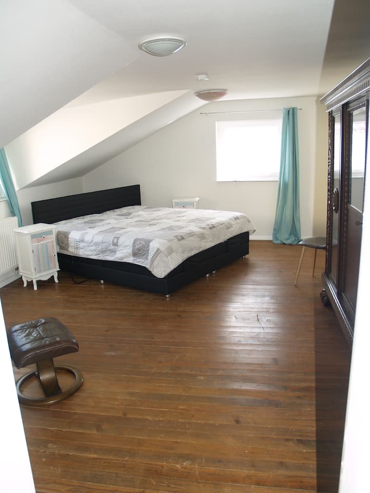 الطابق الأول غرفة نوم كبيرة مع سرير نابض مربع 180 سم جديد. يمكن ضبطه إلكترونيًا