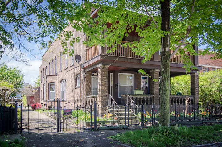 Ground Floor Apt. #2 In Heart Of Cleveland - Cleveland, OH