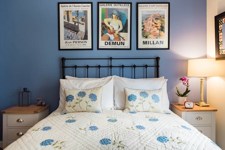 Charming City Centre Cottage with Lush Garden