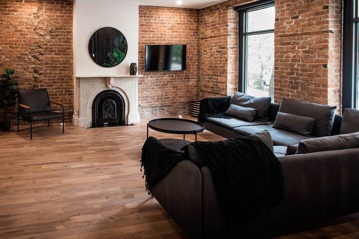 Château Deluxe // Vieux-Québec, Énorme Maison gallery image 4