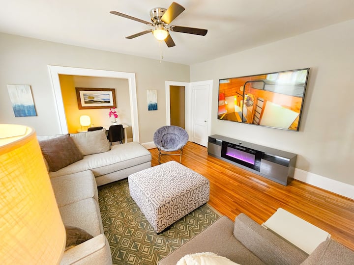 Charlotte Apt With 86" Tv! - Charlotte, NC