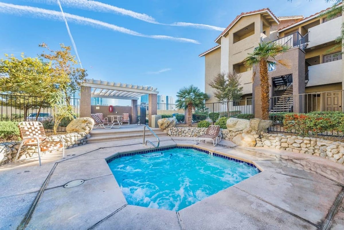 Beautiful 2BR/2BA, Gym & Pool, Room w/ Strip view