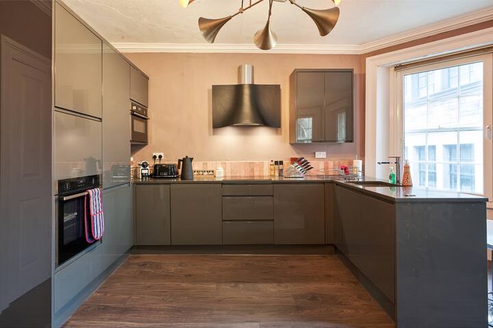 3 Bedroom Apartment – Historic Old Town gallery image 2