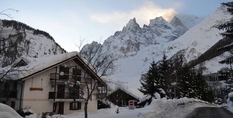 Sun, skiing and relax with a view of Montebianco