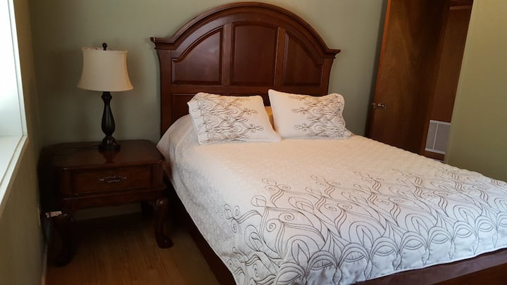 Dormitorio #2 con una cama tamaño queen