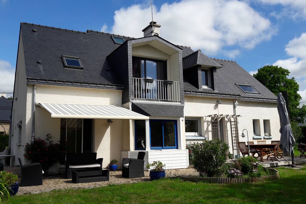 vue d'ensemble de la maison prise du jardin