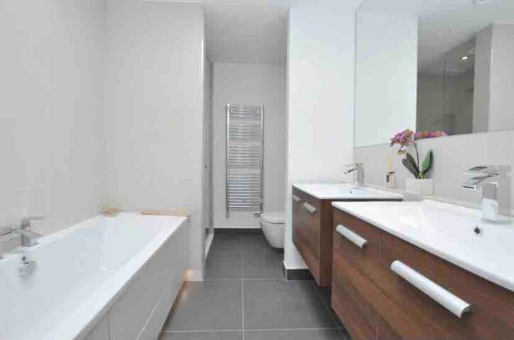 Central London Luxurious 4 Bed Home gallery image 3