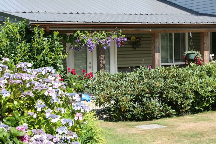 LYNN'S PLACE