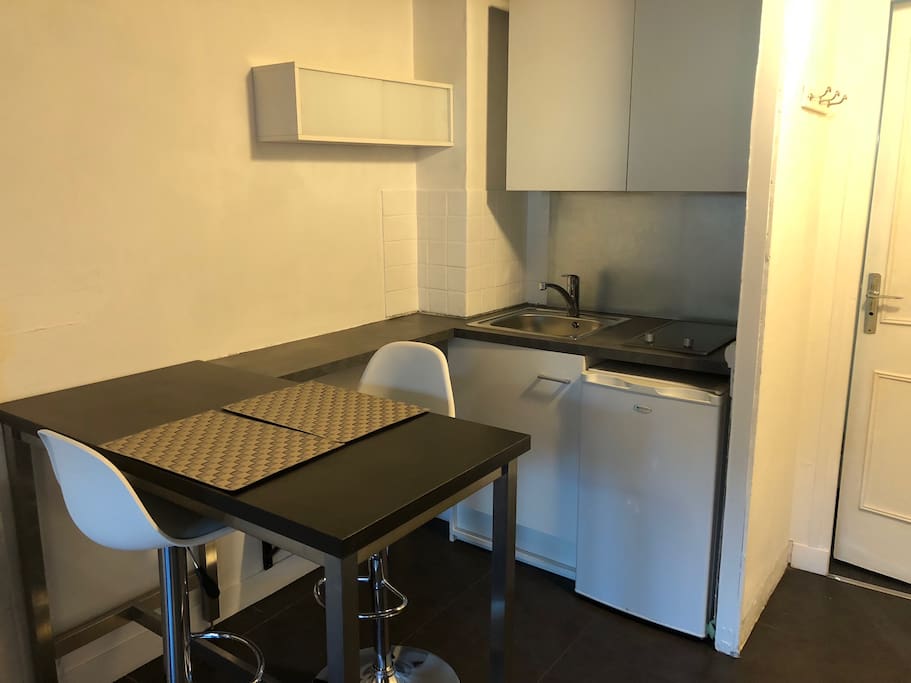 Table haute et kitchenette équipée