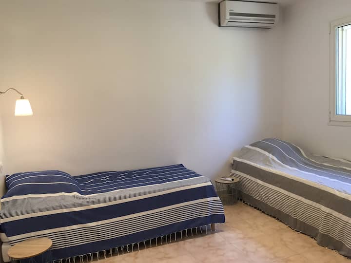 chumba cha kulala cha tatu, hapa ni uwekaji katika vitanda viwili vya mtu mmoja