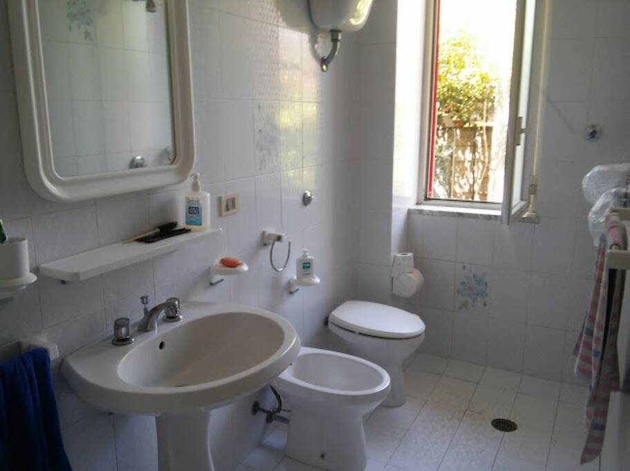 BAGNO PIANO INFERIORE CON DOCCIA E LAVATRICE