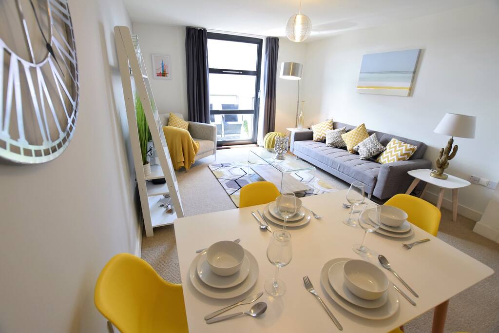 Dining table / Living room
