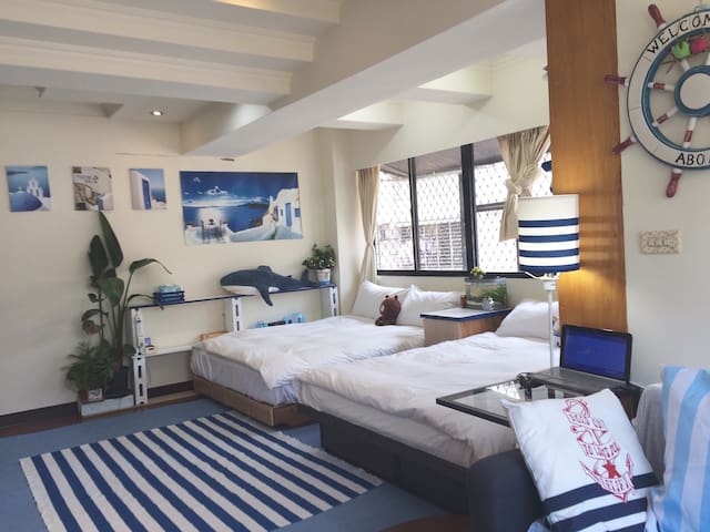 台北101信義百貨商圈內,MRT出口3mins,直達機場九份宜蘭bus起點.近饒河夜市六人獨立公寓